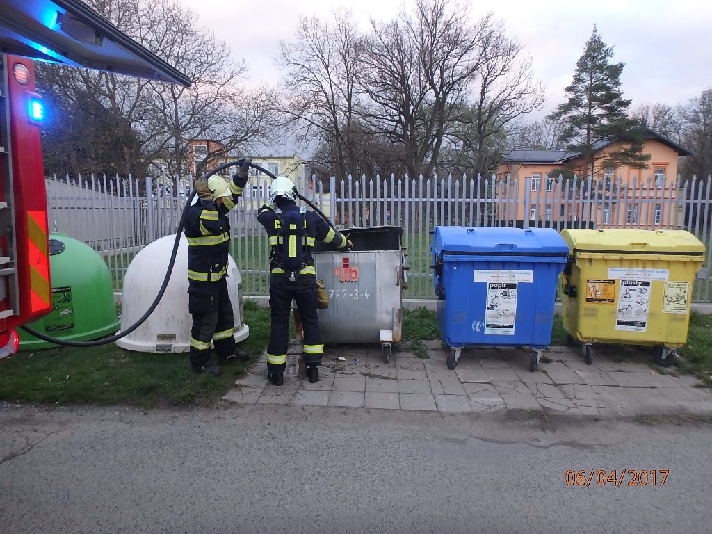 6.4.2017 (PJ 6.41) požár popelnice Dobřany.JPG