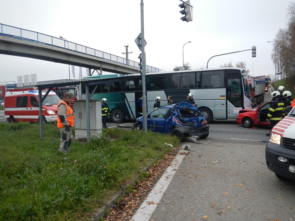 7 Dopravní nehoda 3 OA a bus, České Budějovice - 10. 11. 2014 (2).JPG