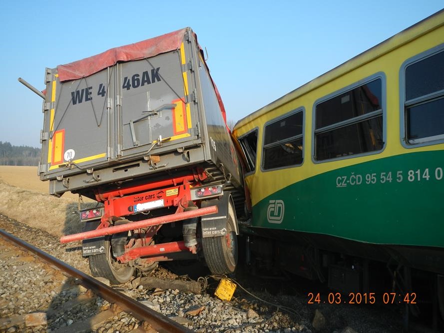 7 Dopravní nehoda kamiónu a vlaku, Obrataň - 24. 3. 2015 (6).jpg
