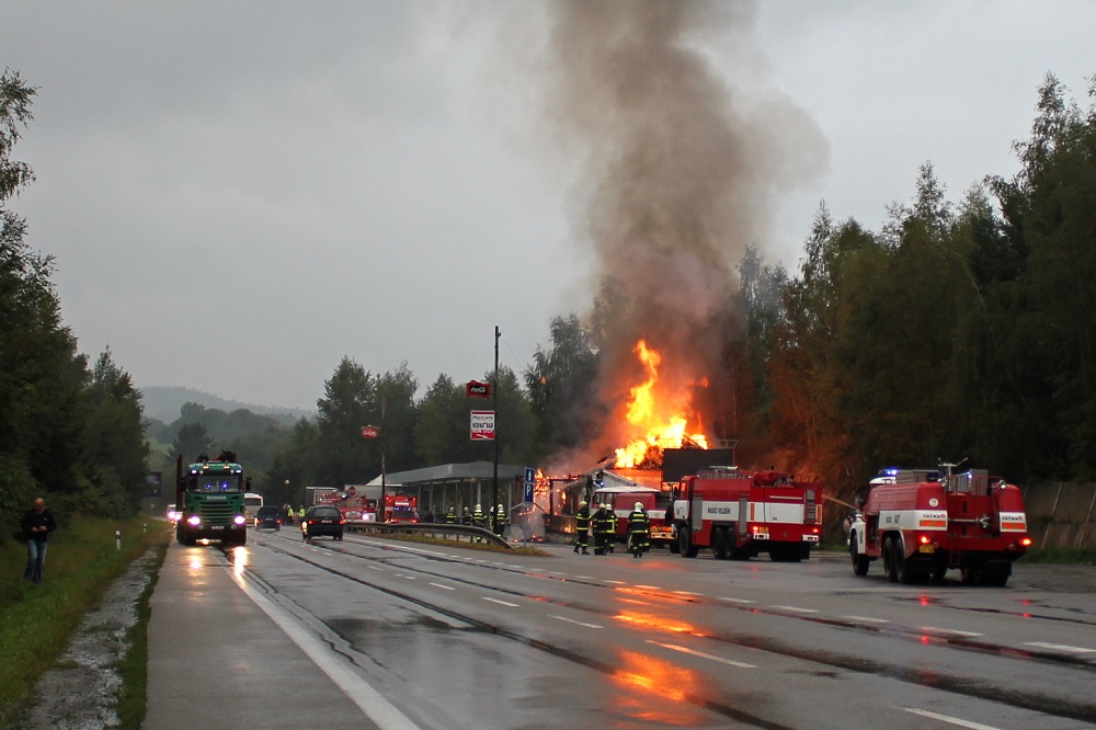 7 Požár motorestu, Dolní Dvořiště - 2. 9. 2014 (12).jpg