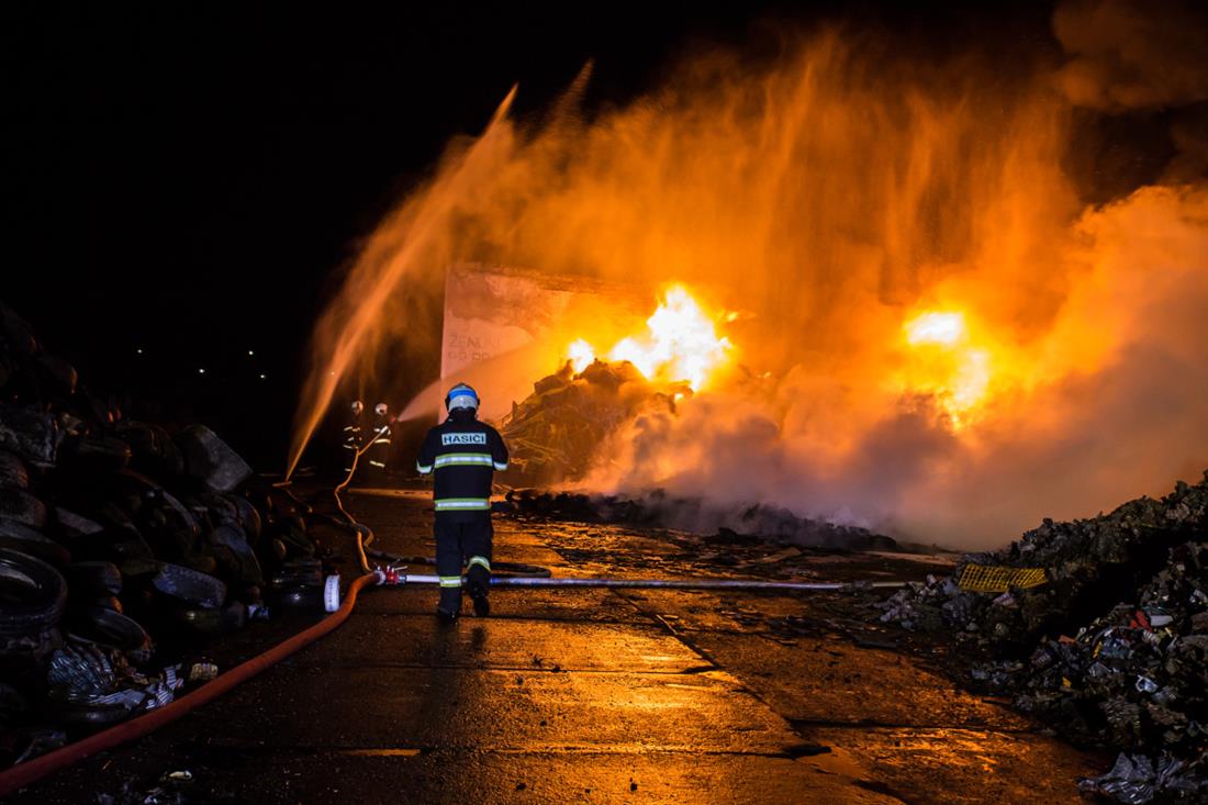 7 Požár skládky, Drhovice - 29. 11. 2015 (1).JPG