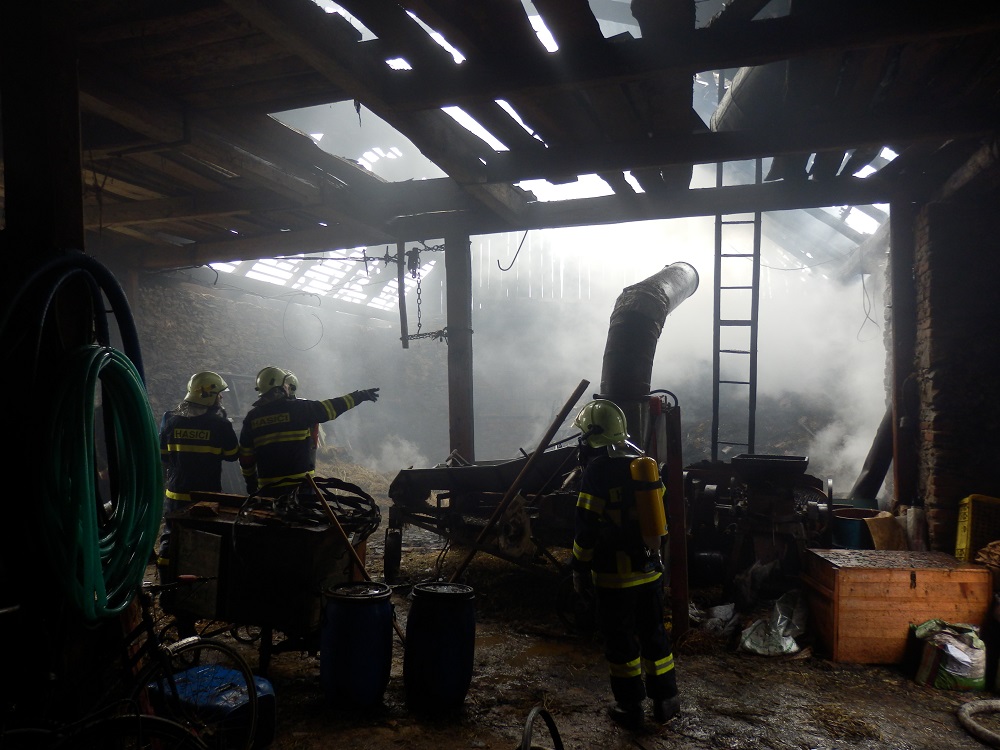 7 Požár stodoly, Políkno - 16. 11. 2014 (8).JPG