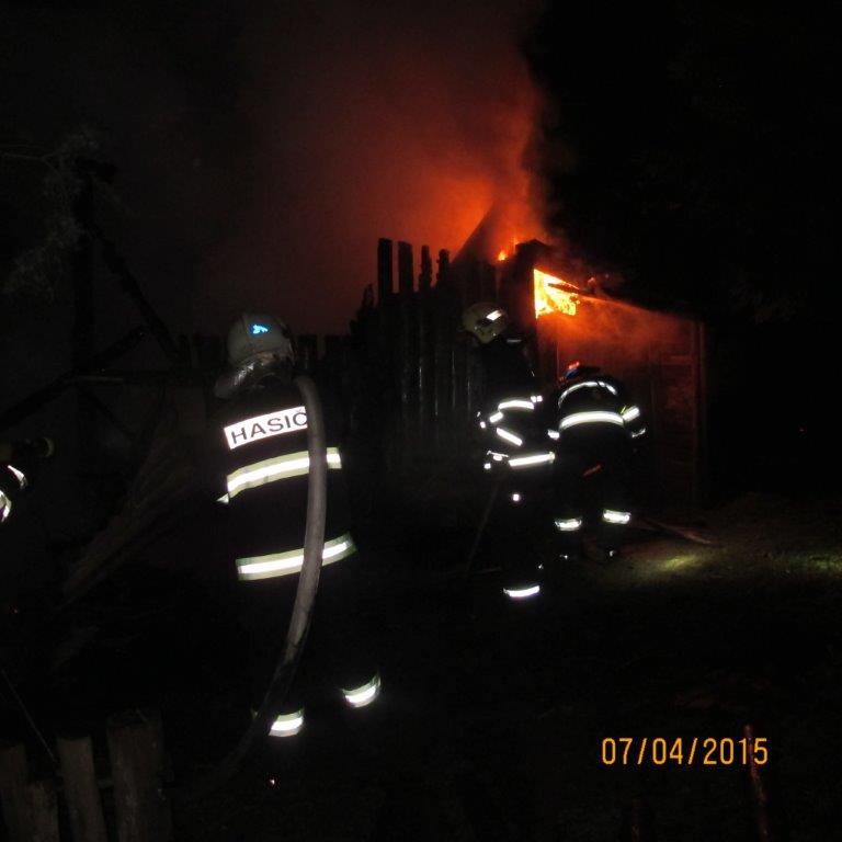 7.4.2015 požár chatky Chrást.jpg