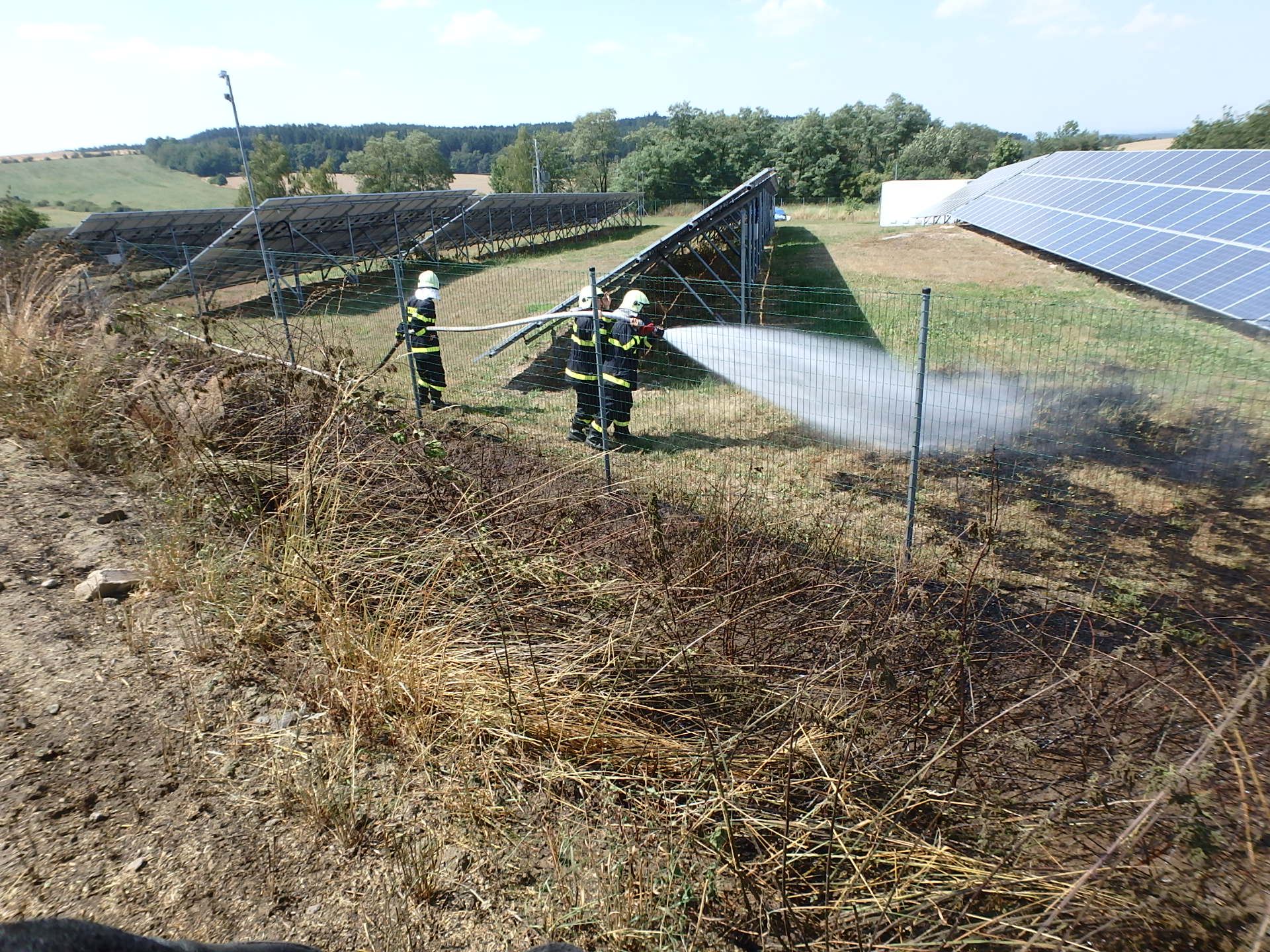 7.8.2015 požár trávy u solárních panelů Hlohovice.JPG