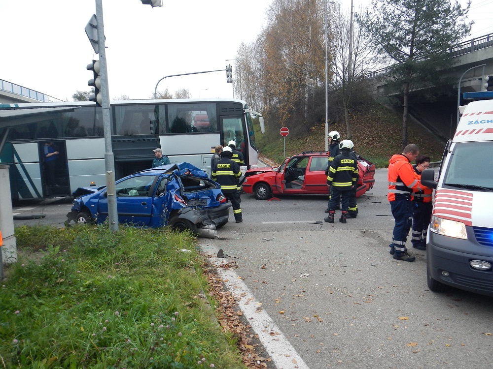 8 Dopravní nehoda 3 OA a bus, České Budějovice - 10. 11. 2014 (3).JPG