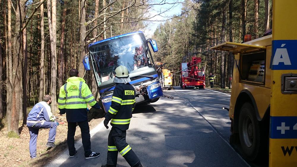 8 Dopravní nehoda autobusu, Dolní Žďár - 20. 4. 2015 (4).JPG