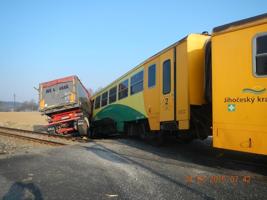 8 Dopravní nehoda kamiónu a vlaku, Obrataň - 24. 3. 2015 (7).jpg