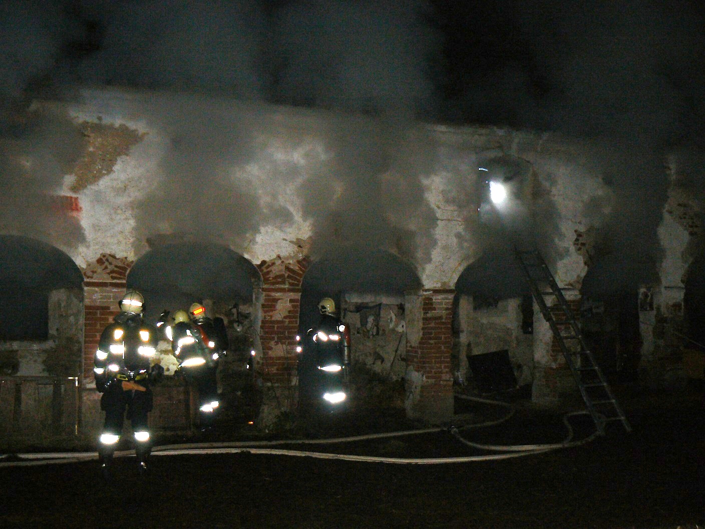 8.12.2014 požár stáje Buková.JPG