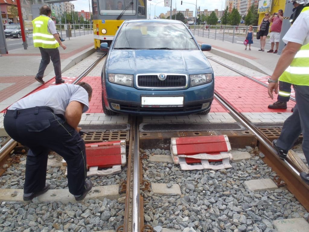 8.7.2017 (PM 14.47) Plzeň, auto v kolejišti.JPG