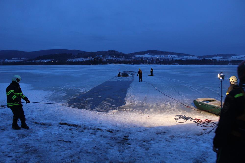 9 Auto pod ledem, Bližší Lhota - 24. 2. 2015 (9).JPG