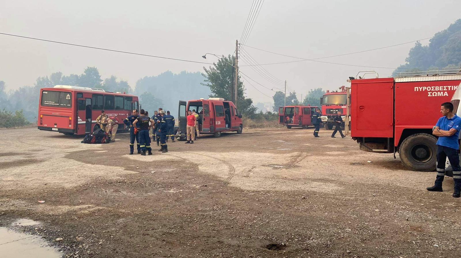 Čeští hasiči pomáhají svým řeckým kolegům na ostrově Peloponés hasit požáry