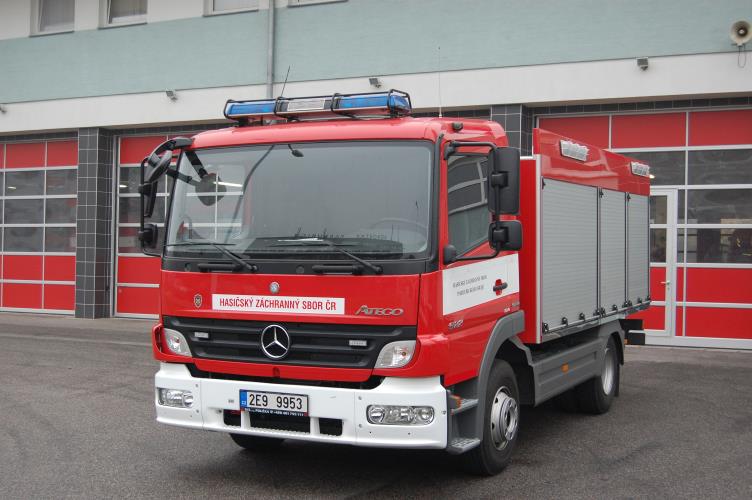 Kombinovaný hasicí automobil Mercedes Benz vybaven vysokotlakým řezacím a hasicím zařízením Cobra