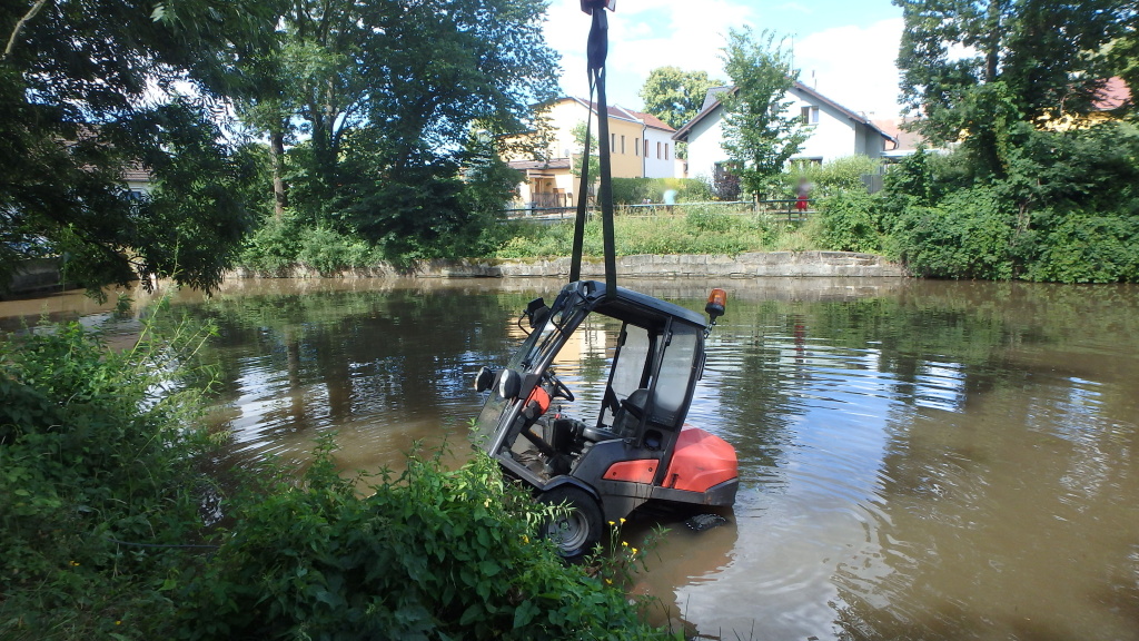 DKnL Traktor ve vodě (2).JPG
