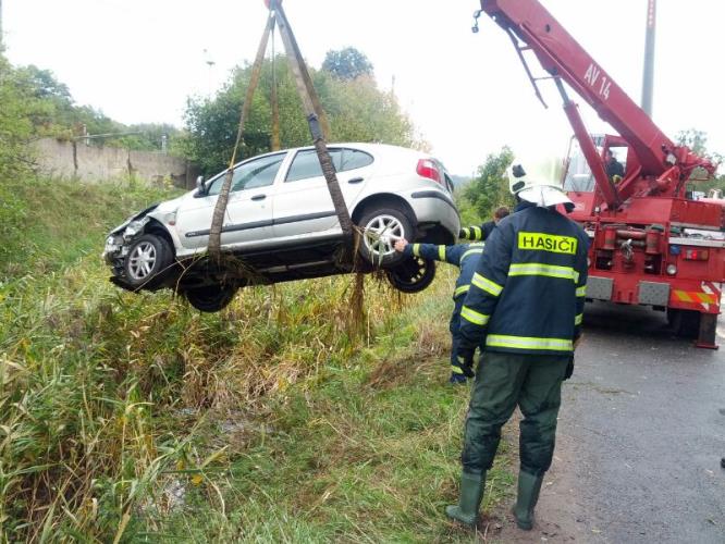 U nehody v Březové zasahoval i automobilový jeřáb