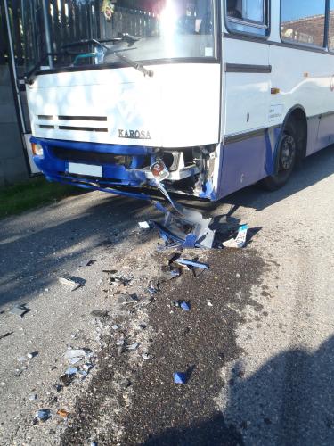 V Janovicích se střetl autobus s osobním vozem