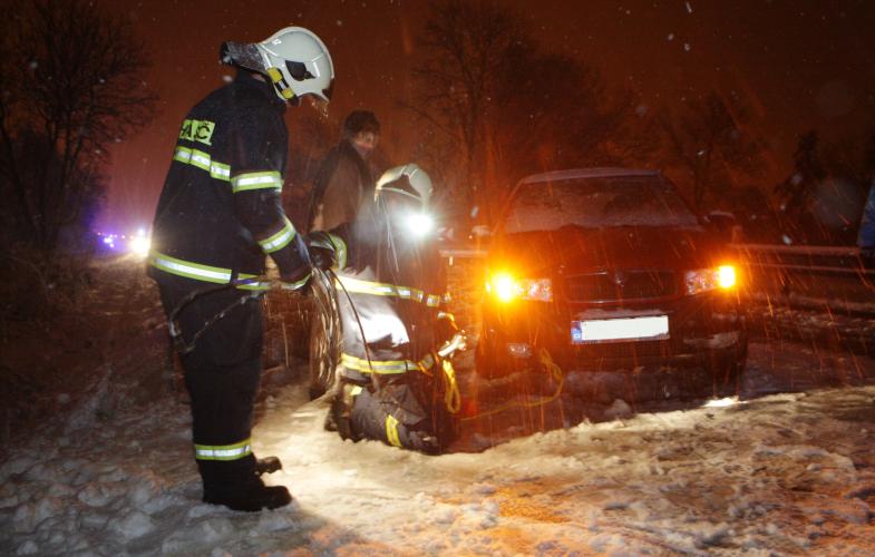 Hasiči vytahovali z příkopů jedno auto za druhým