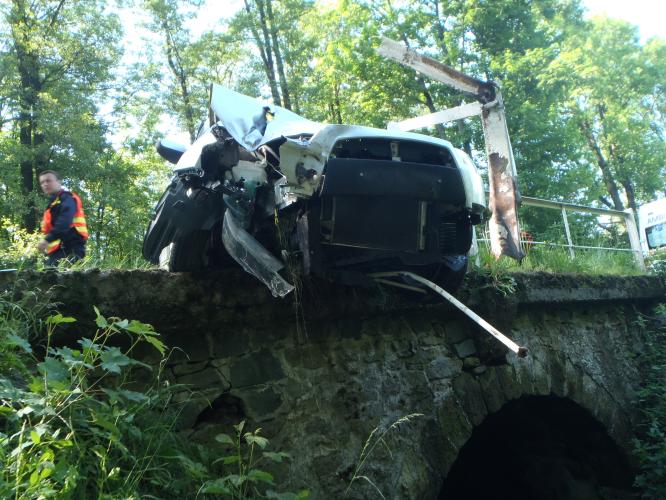 Vozidlo hrozilo pádem z mostku