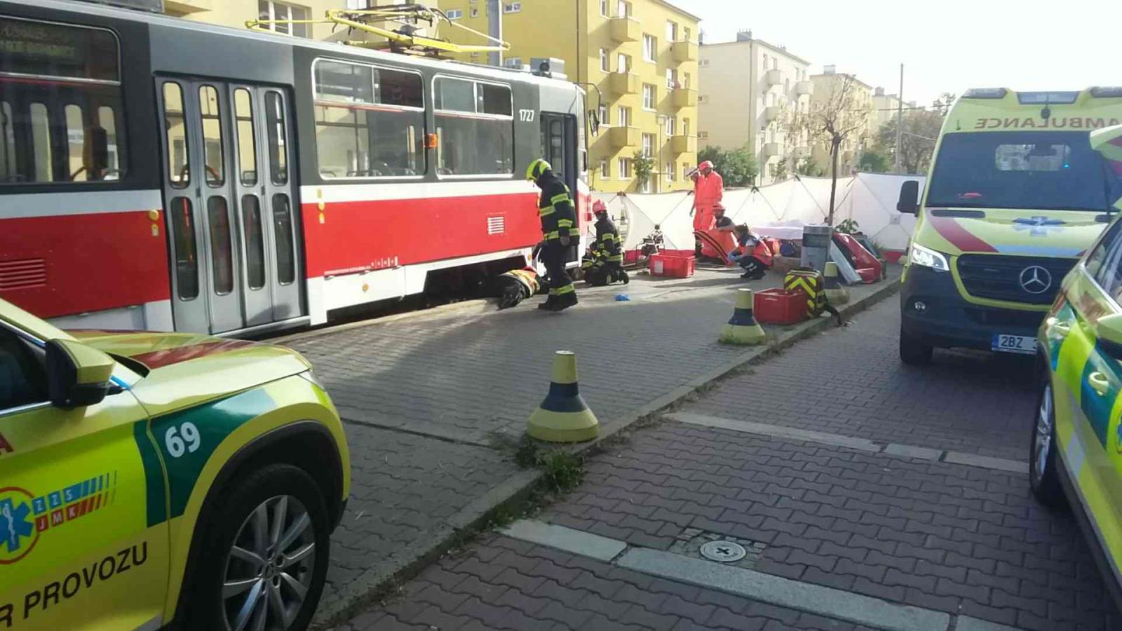 DN chodec a tramvaj (3).jpg