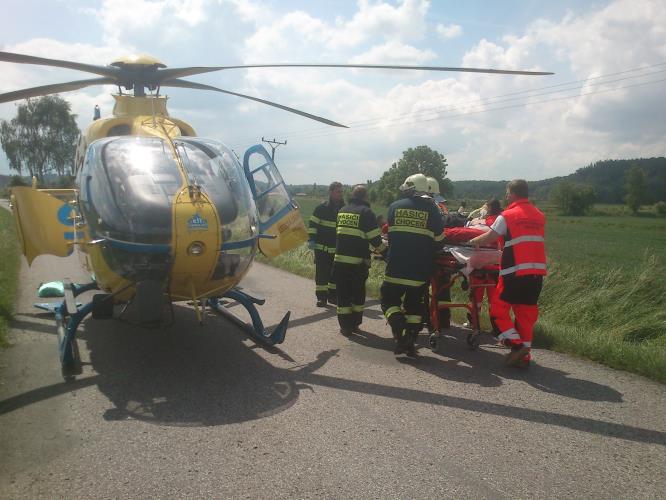 U nehody motorkáře zasahoval i vrtulník