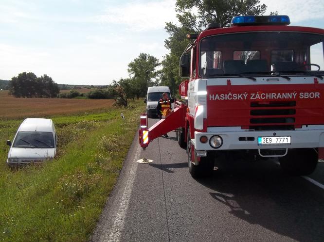 Při kolizi tří automobilů byla v Ostřetíně zraněna jedna osoba