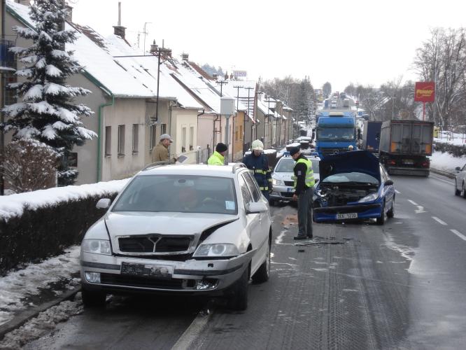 Jednotka hasičů odstraňovala následky střetu tří vozidel