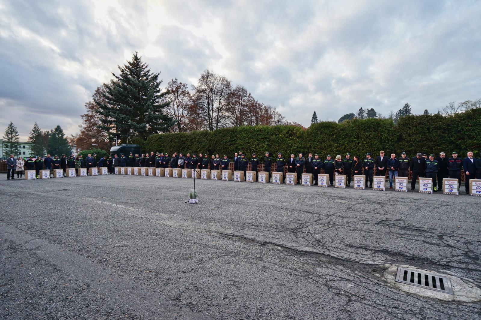 Dobrovolní hasiči Libereckého kraje na stanici HZS LK v Turnově převzali věcné dary za zásah v Hřensku