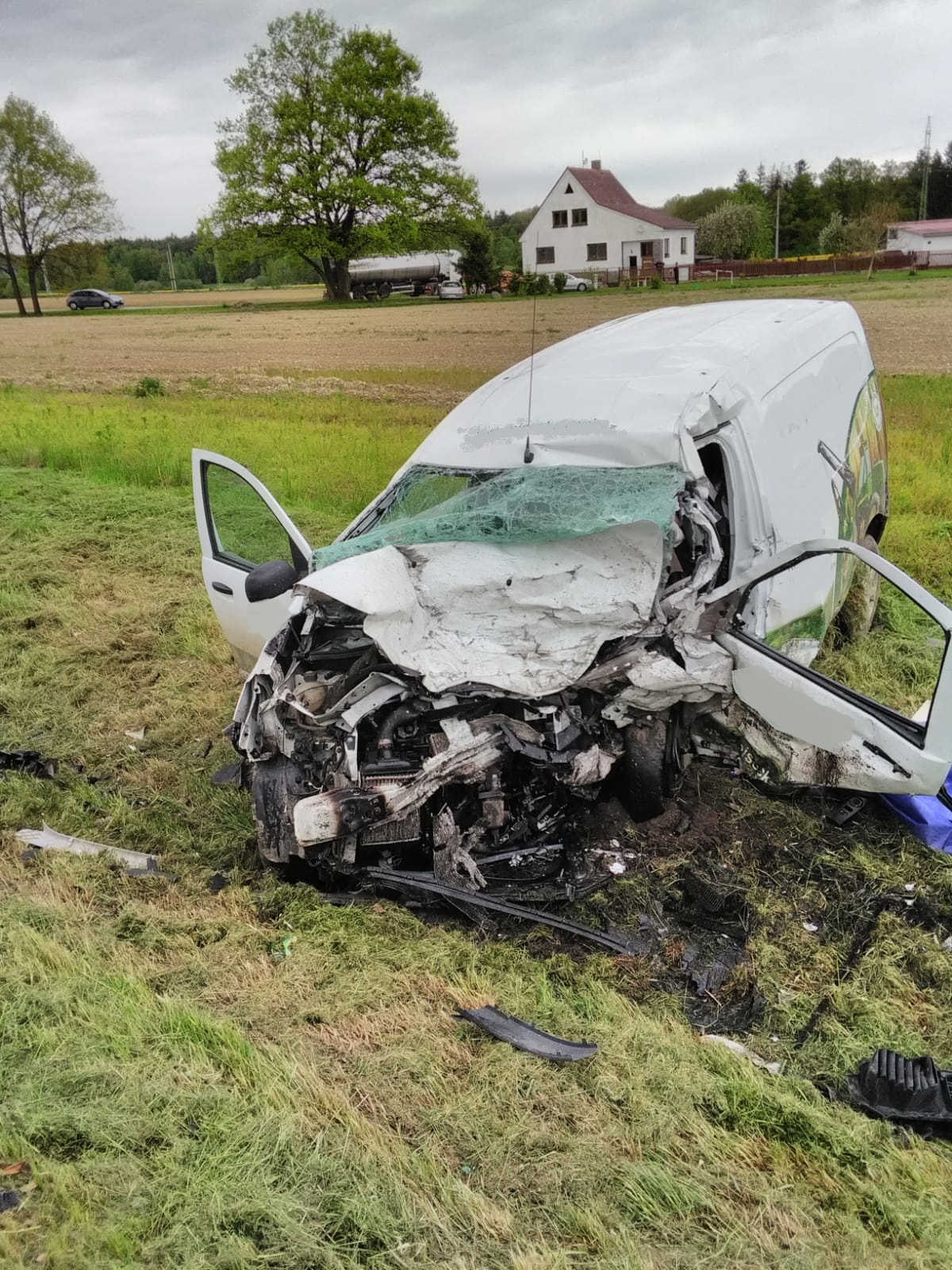Dopravní nehoda 2 OA a dodávka, Jindřichův Hradec - 26. 5. 2021 (1).jpg