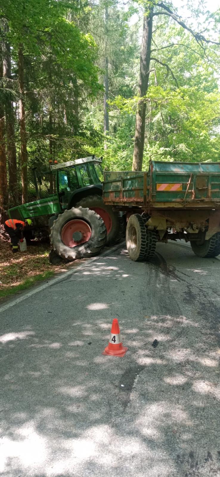 Dopravní nehoda OA, traktoru a jeřábu, Hosín - 16. 5. 2022 (4).jpg