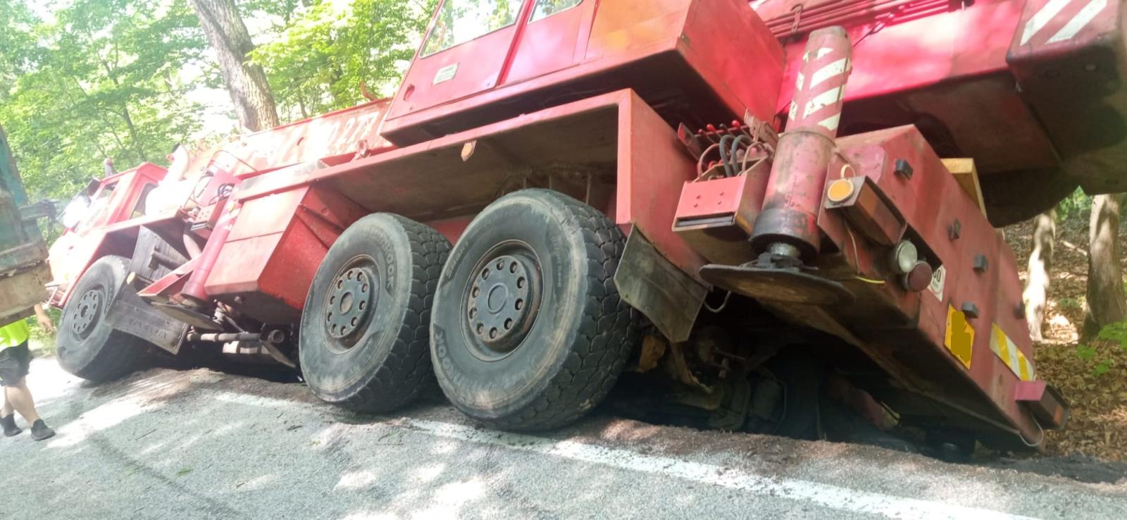 Dopravní nehoda OA, traktoru a jeřábu, Hosín - 16. 5. 2022 (5).jpg
