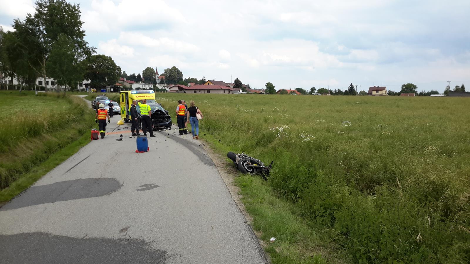 Dopravní nehoda OA a motorka, Besednice - 16. 6. 2018 (1).jpg