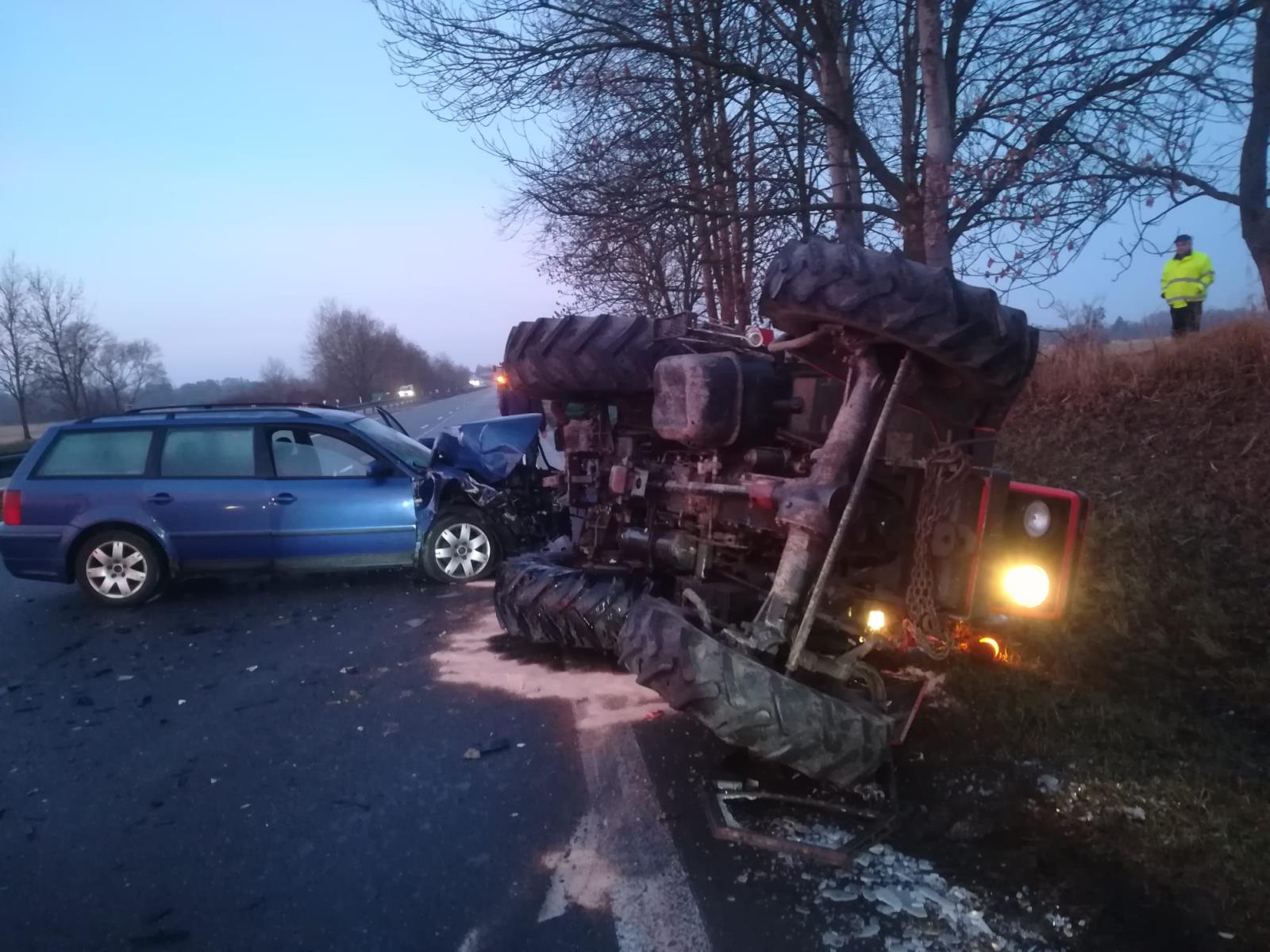 Dopravní nehoda OA a traktor, Třeboň - 17. 12. 2021 (1).jpg