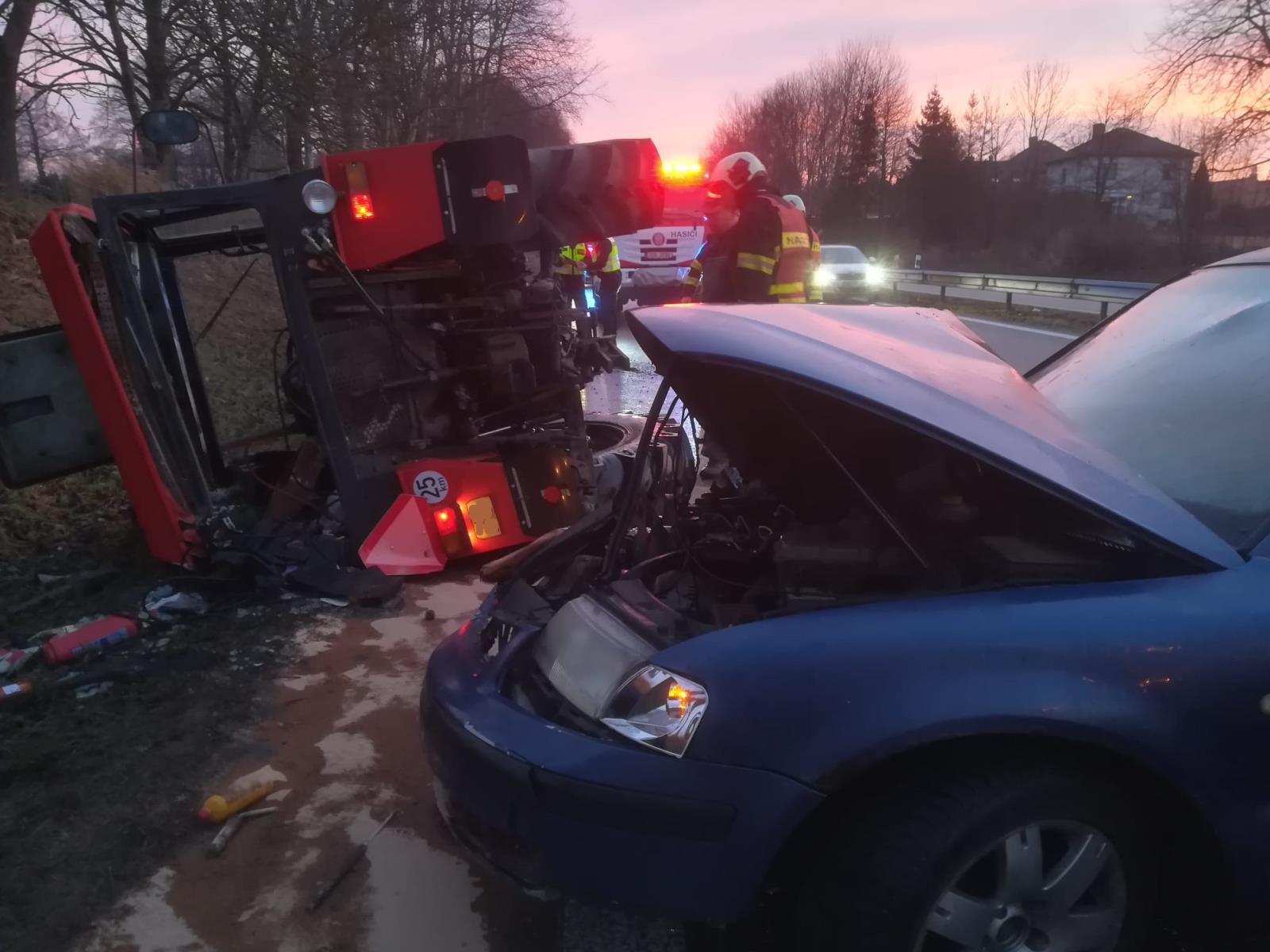 Dopravní nehoda OA a traktor, Třeboň - 17. 12. 2021 (2).jpg