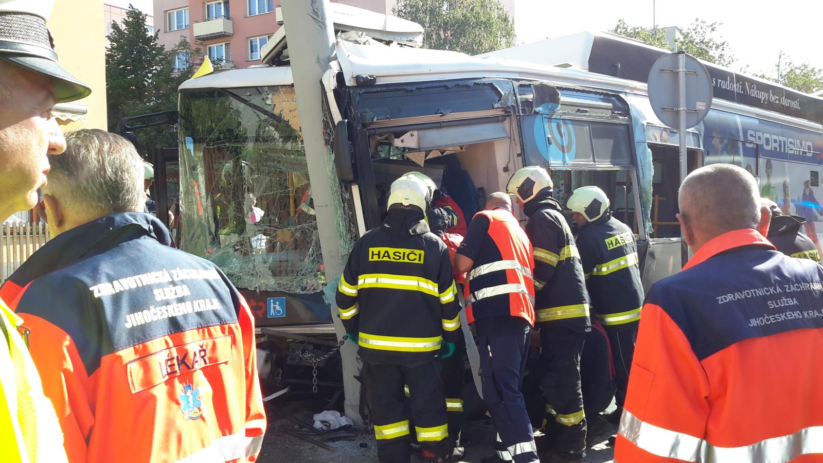 Dopravní nehoda OA a trolejbus, České Budějovice - 24. 6. 2019 (1).jpg