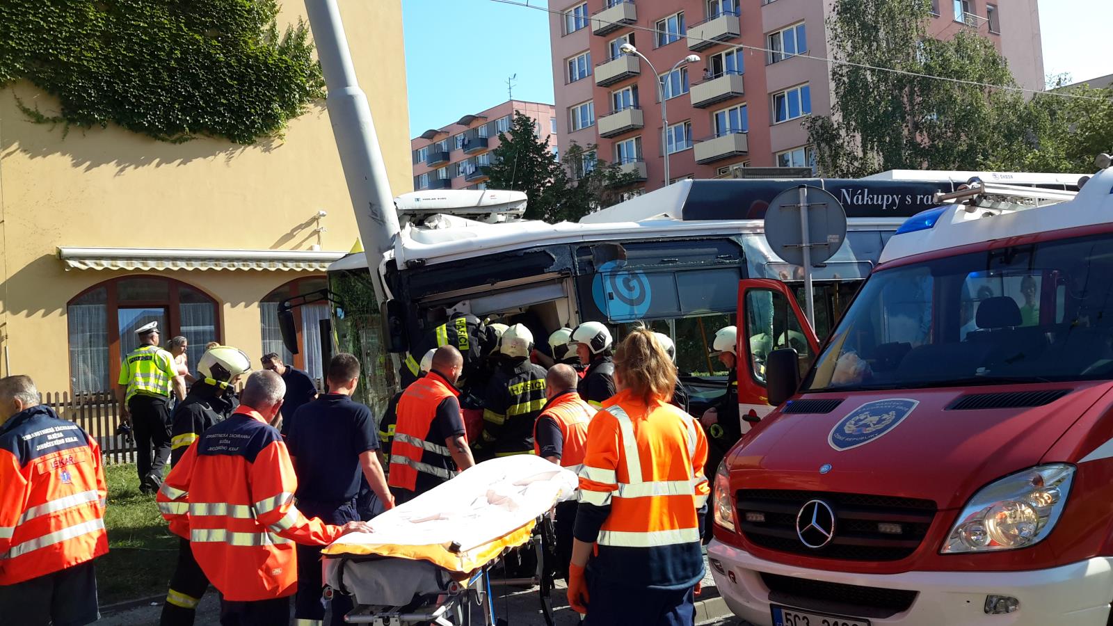 Dopravní nehoda OA a trolejbus, České Budějovice - 24. 6. 2019 (3).jpg