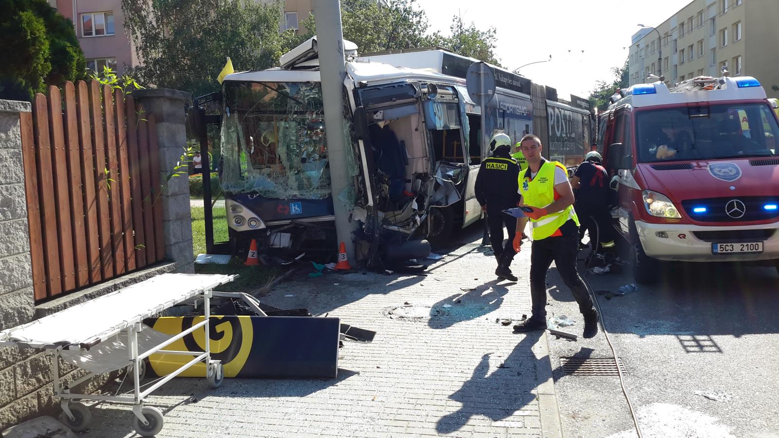 Dopravní nehoda OA a trolejbus, České Budějovice - 24. 6. 2019 (6).jpg