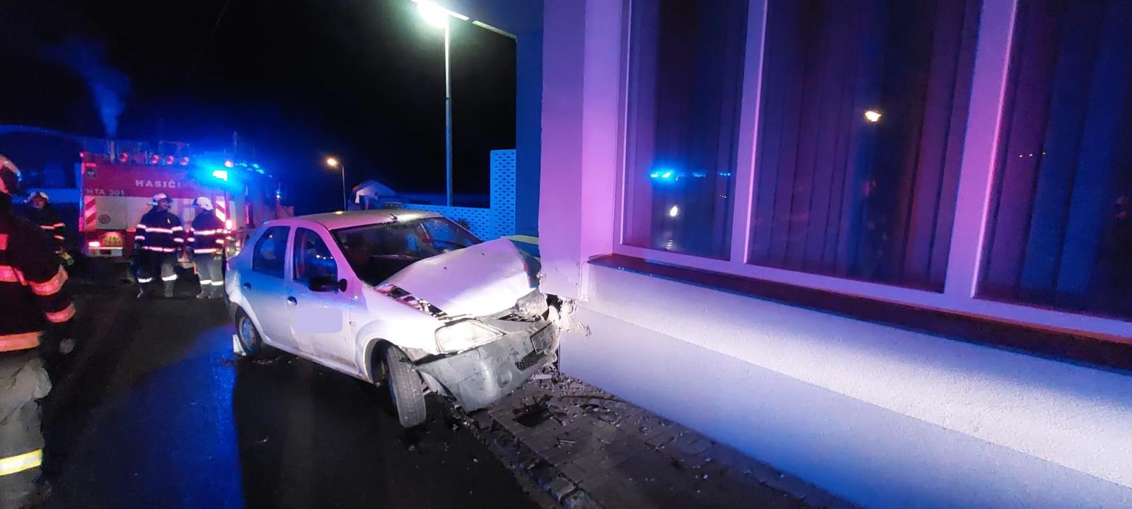 Dopravní nehoda OA do domu, Mladá Vožice - 27. 2. 2022 (2).jpg