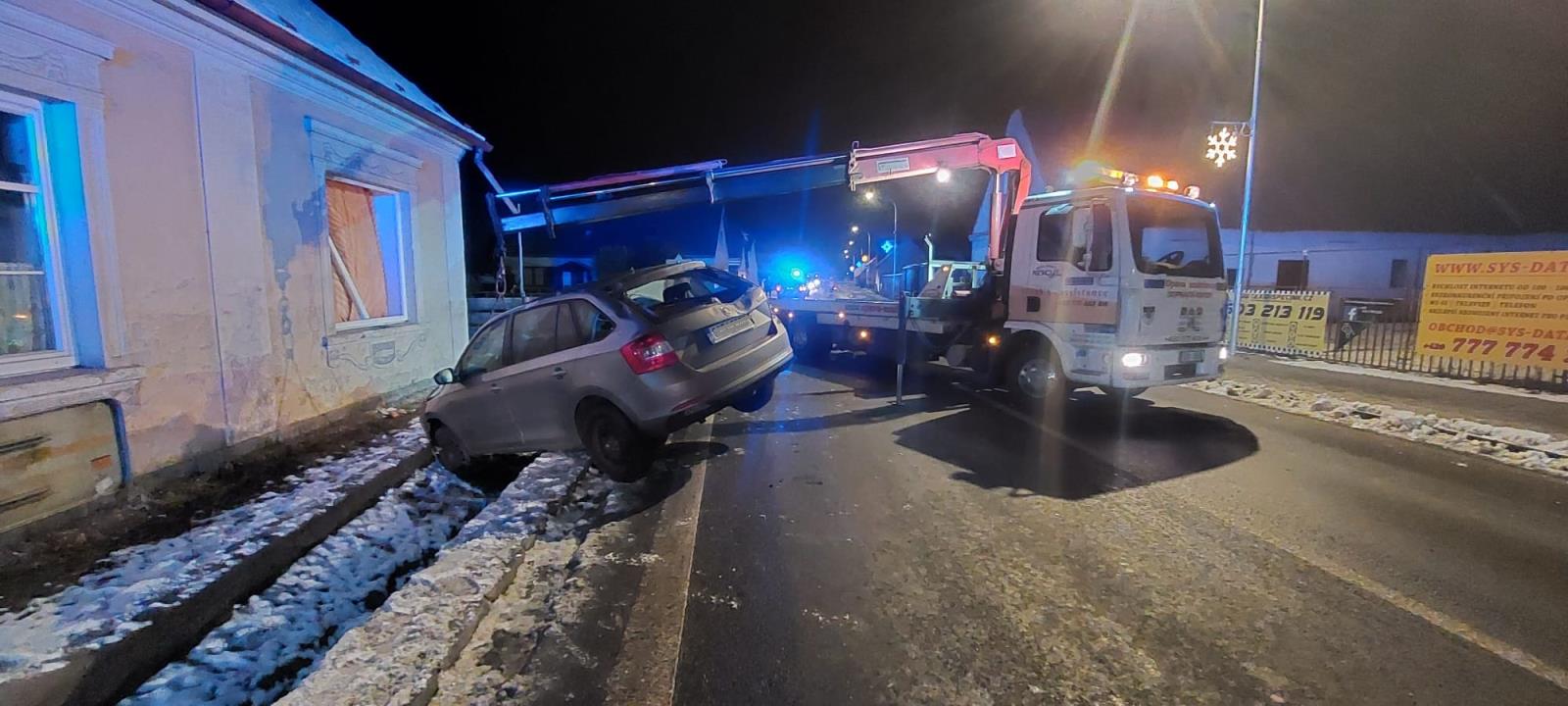 Dopravní nehoda OA do domu, Planá nad Lužnicí - 11. 12. 2021 (3).jpg