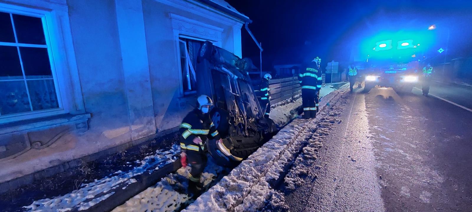 Dopravní nehoda OA do domu, Planá nad Lužnicí - 11. 12. 2021 (6).jpg