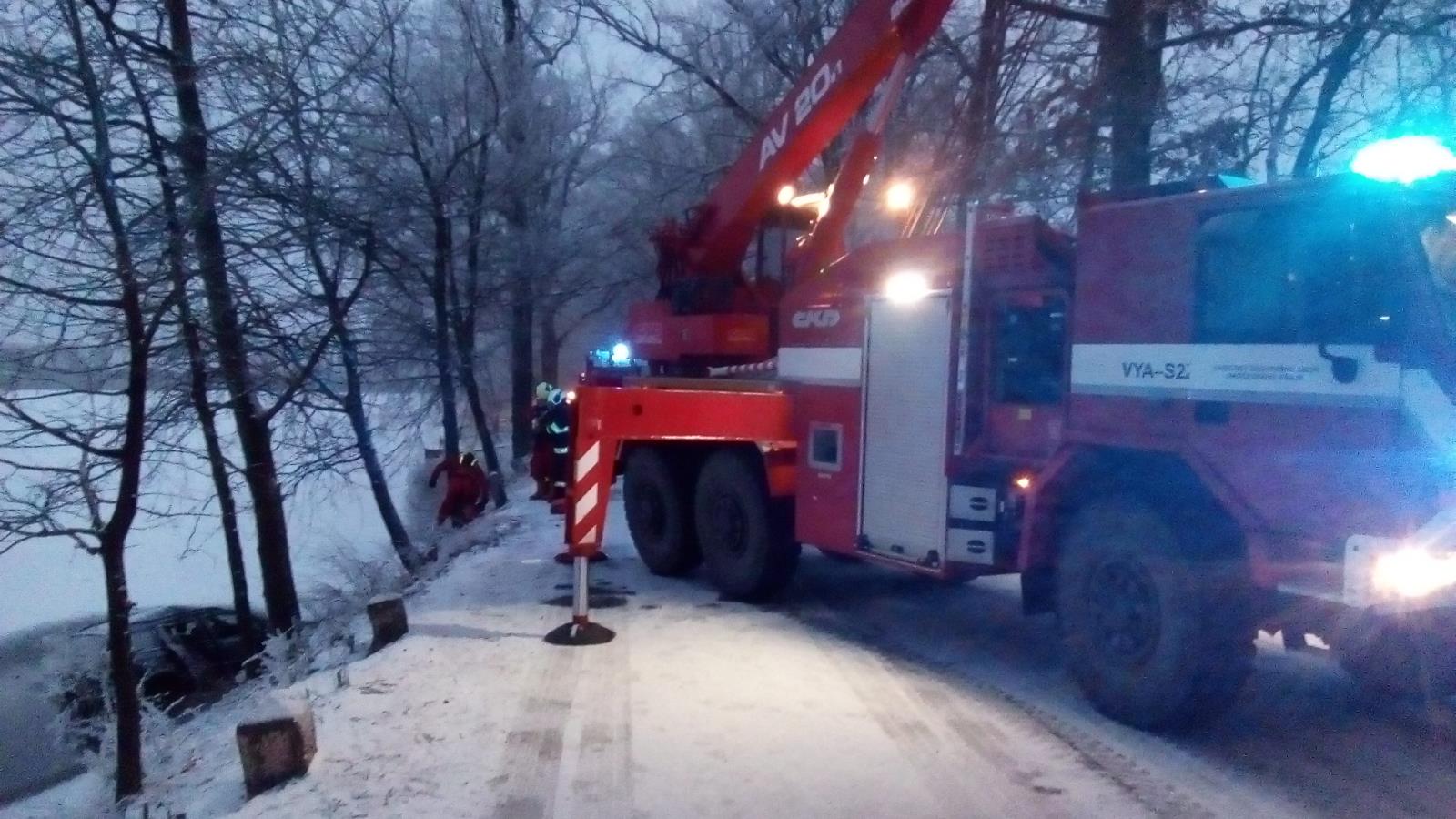 Dopravní nehoda OA do vody, Strkov - 2. 1. 2017 (1).jpg