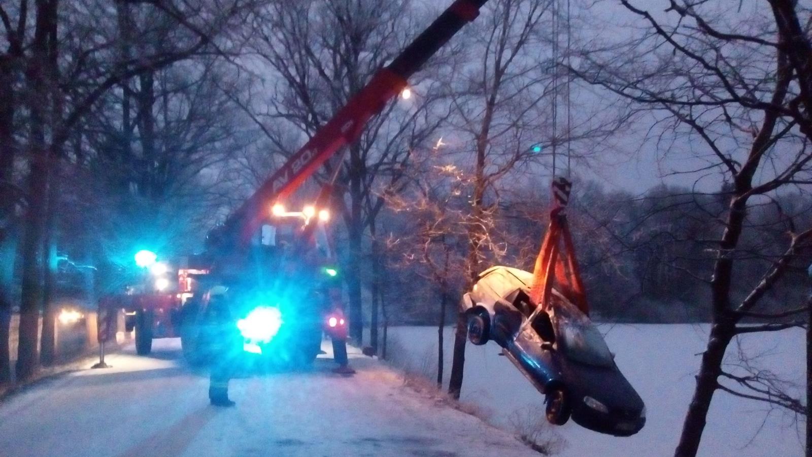Dopravní nehoda OA do vody, Strkov - 2. 1. 2017 (2).jpg