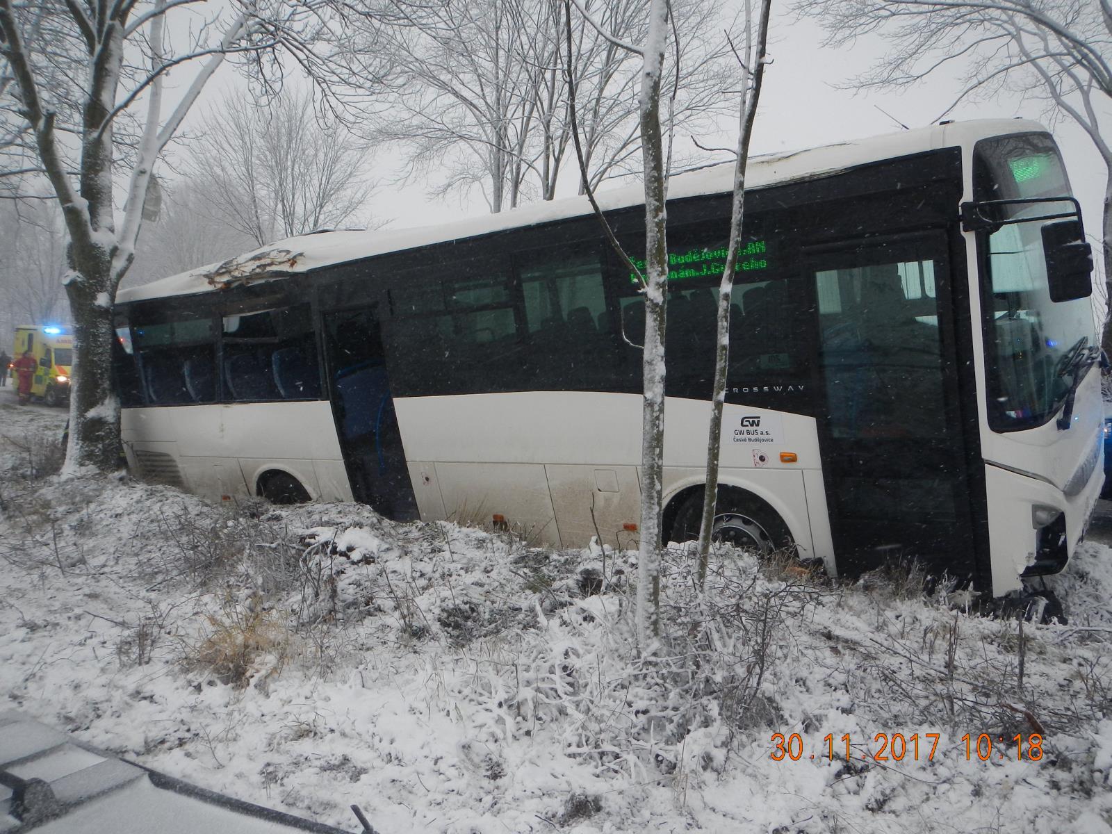 Dopravní nehoda autobusu, Ločenice - 30. 11. 2017 (2).JPG