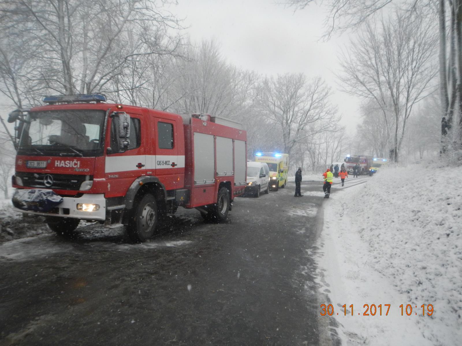 Dopravní nehoda autobusu, Ločenice - 30. 11. 2017 (3).JPG