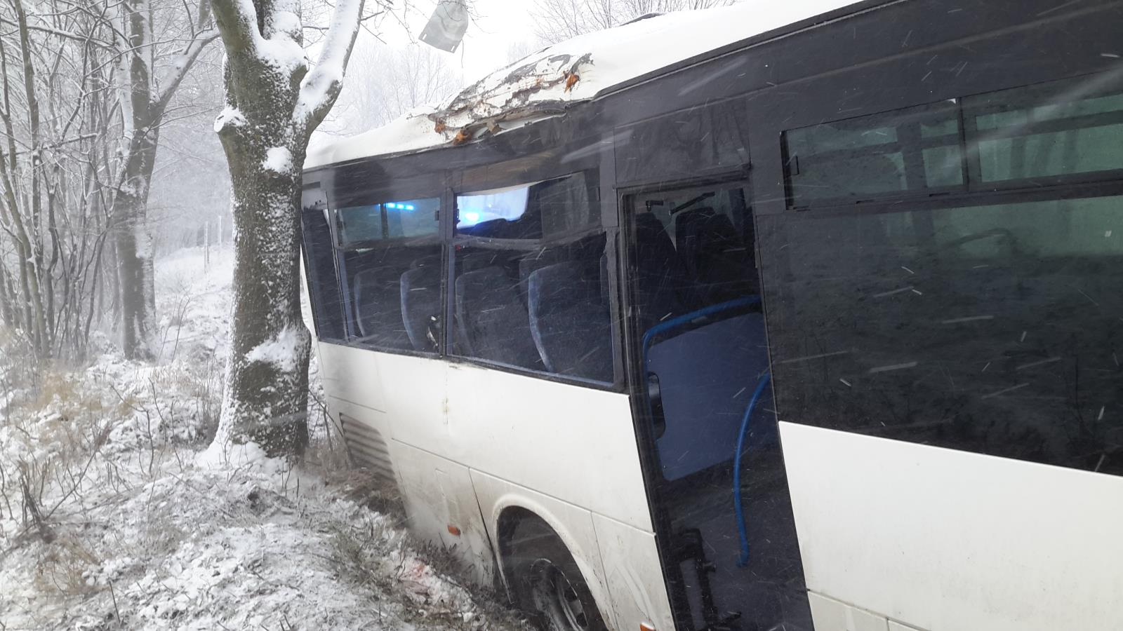 Dopravní nehoda autobusu, Ločenice - 30. 11. 2017 (3).jpg