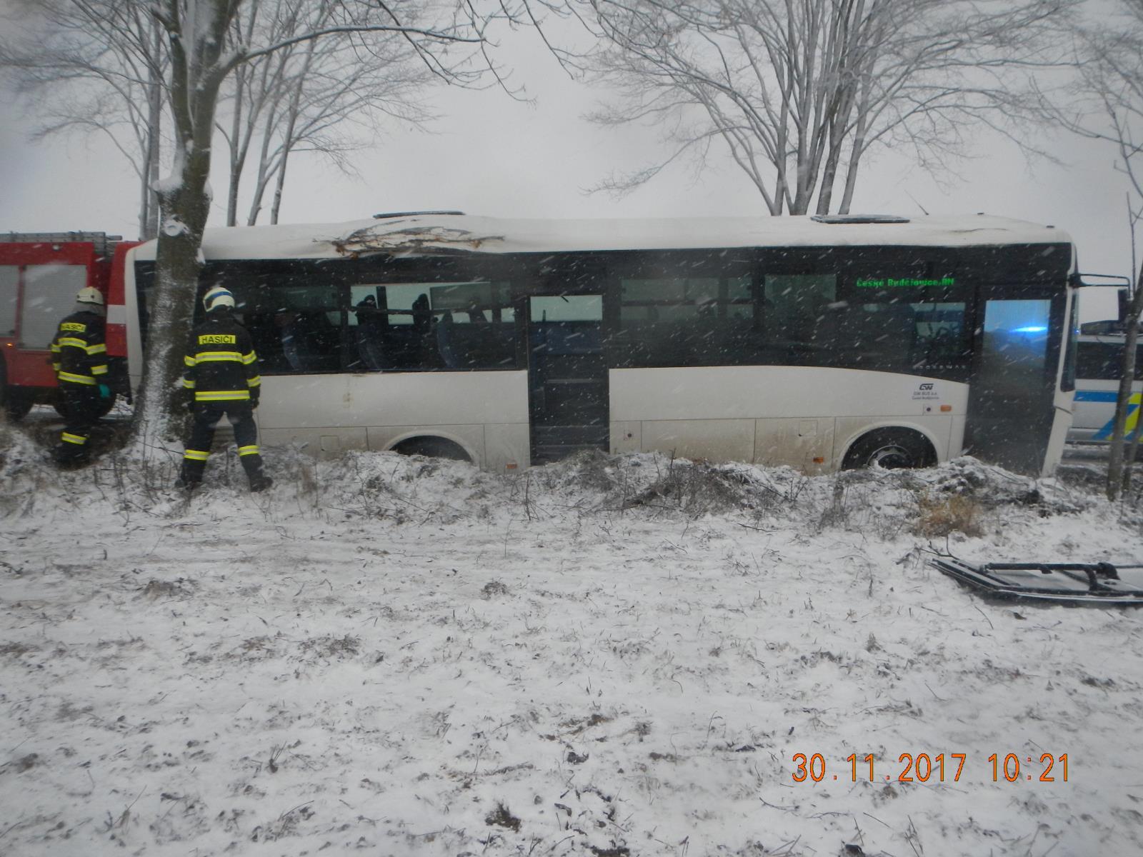 Dopravní nehoda autobusu, Ločenice - 30. 11. 2017 (4).JPG