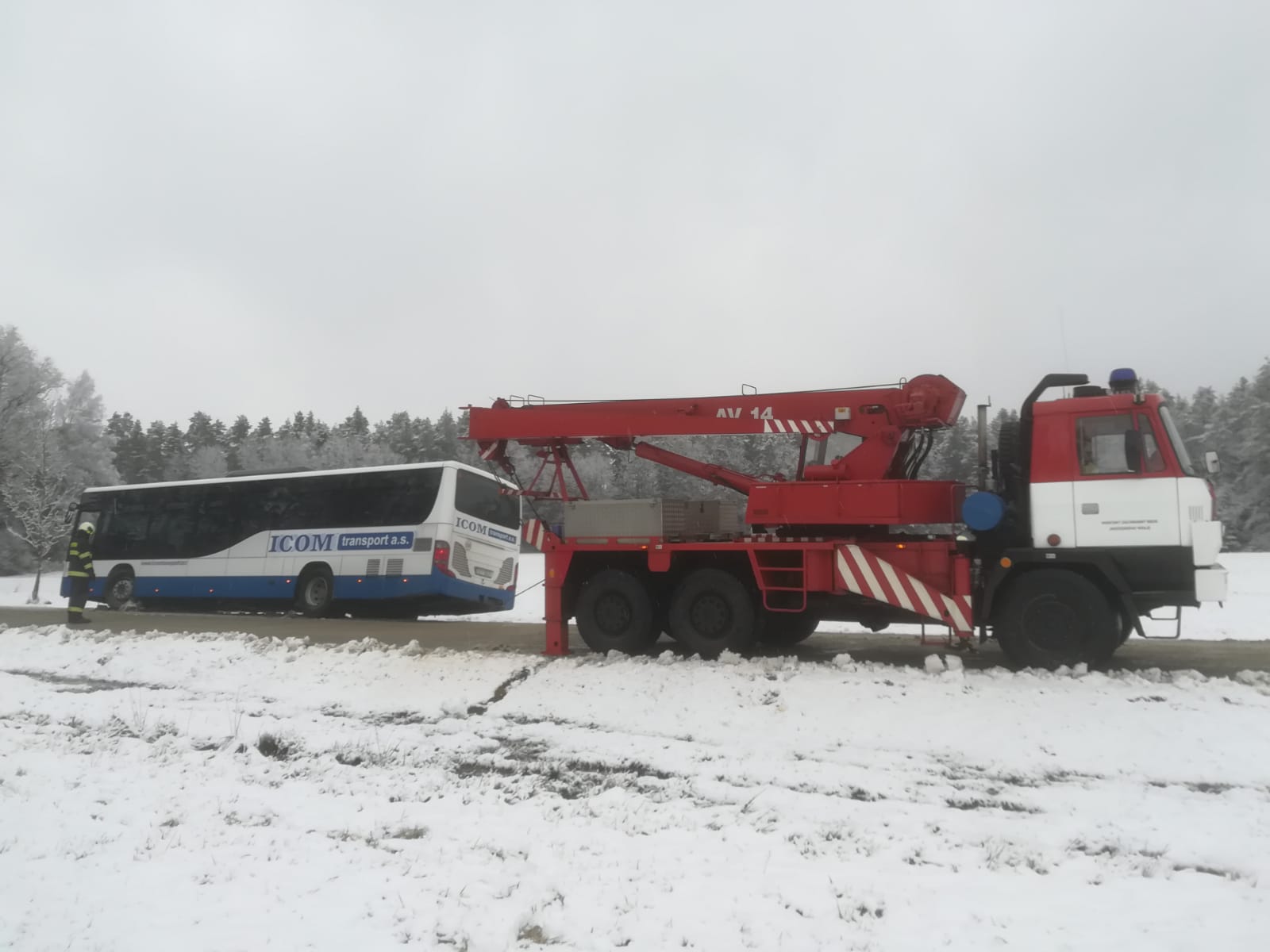Dopravní nehoda autobusu, Mirochov - 5. 3. 2021 (3).jpg