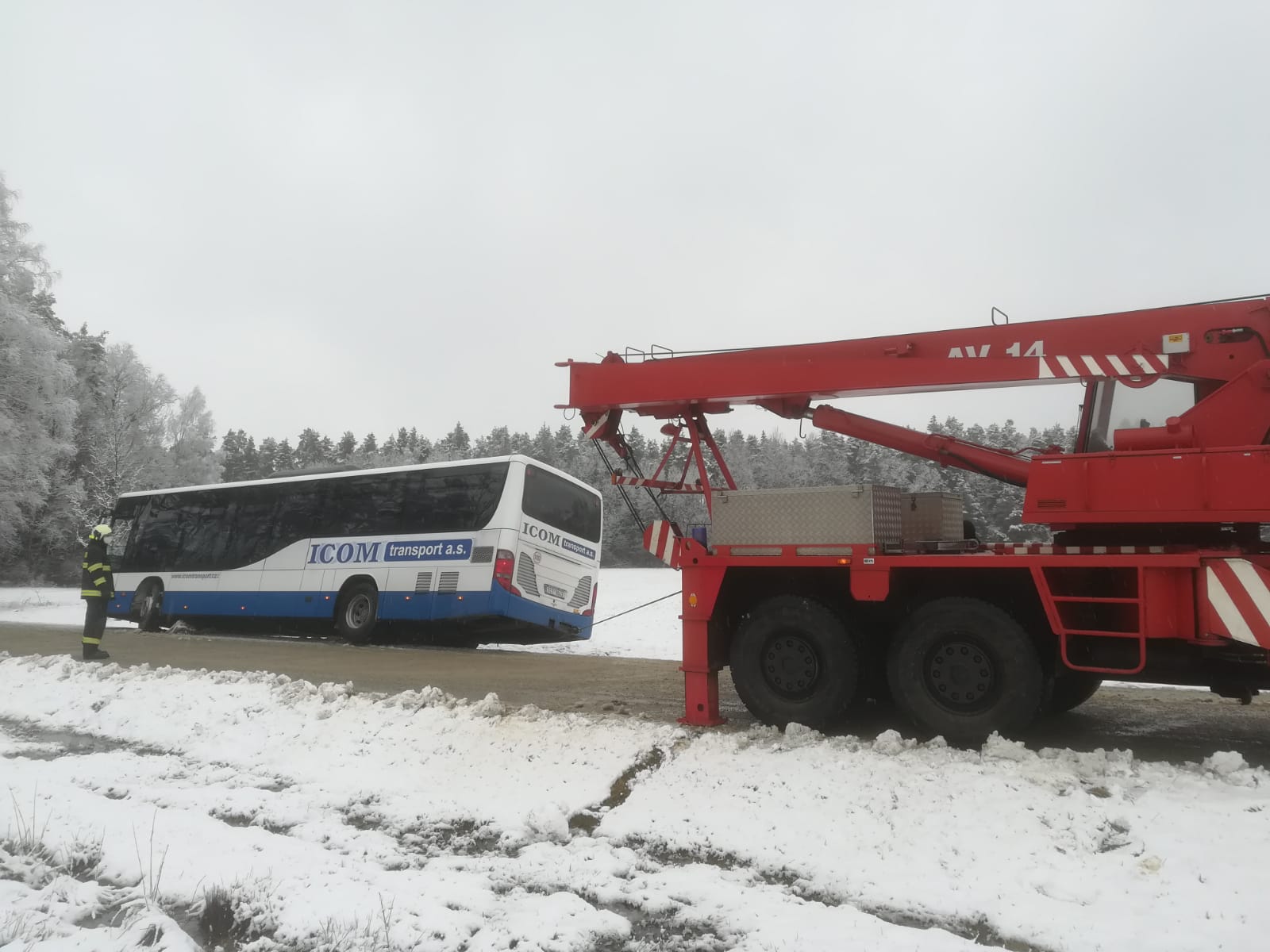 Dopravní nehoda autobusu, Mirochov - 5. 3. 2021 (5).jpg