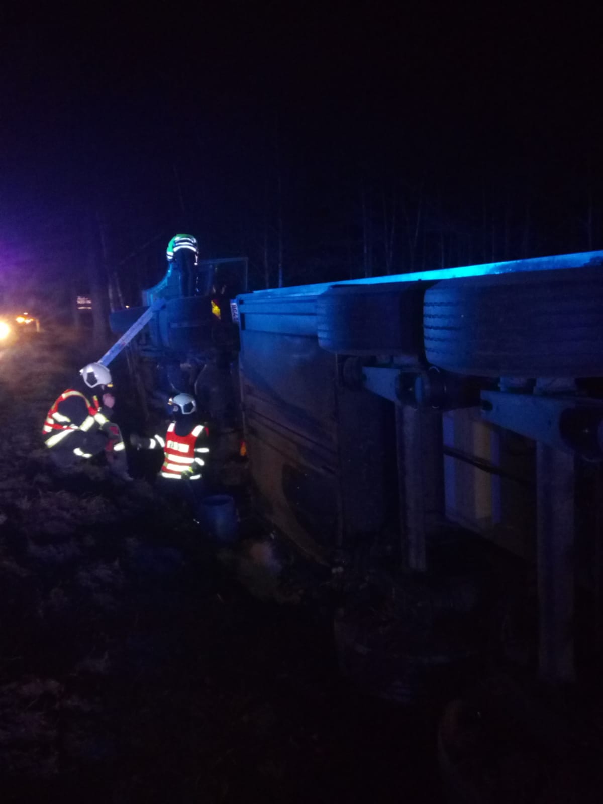 Dopravní nehoda kamiónu, Lišov - 1. 12. 2020 (1).jpg
