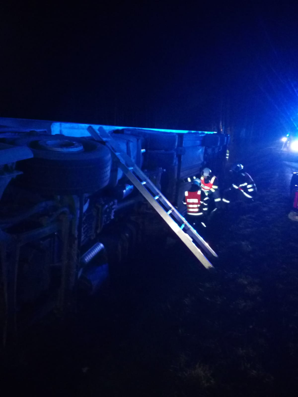 Dopravní nehoda kamiónu, Lišov - 1. 12. 2020 (2).jpg