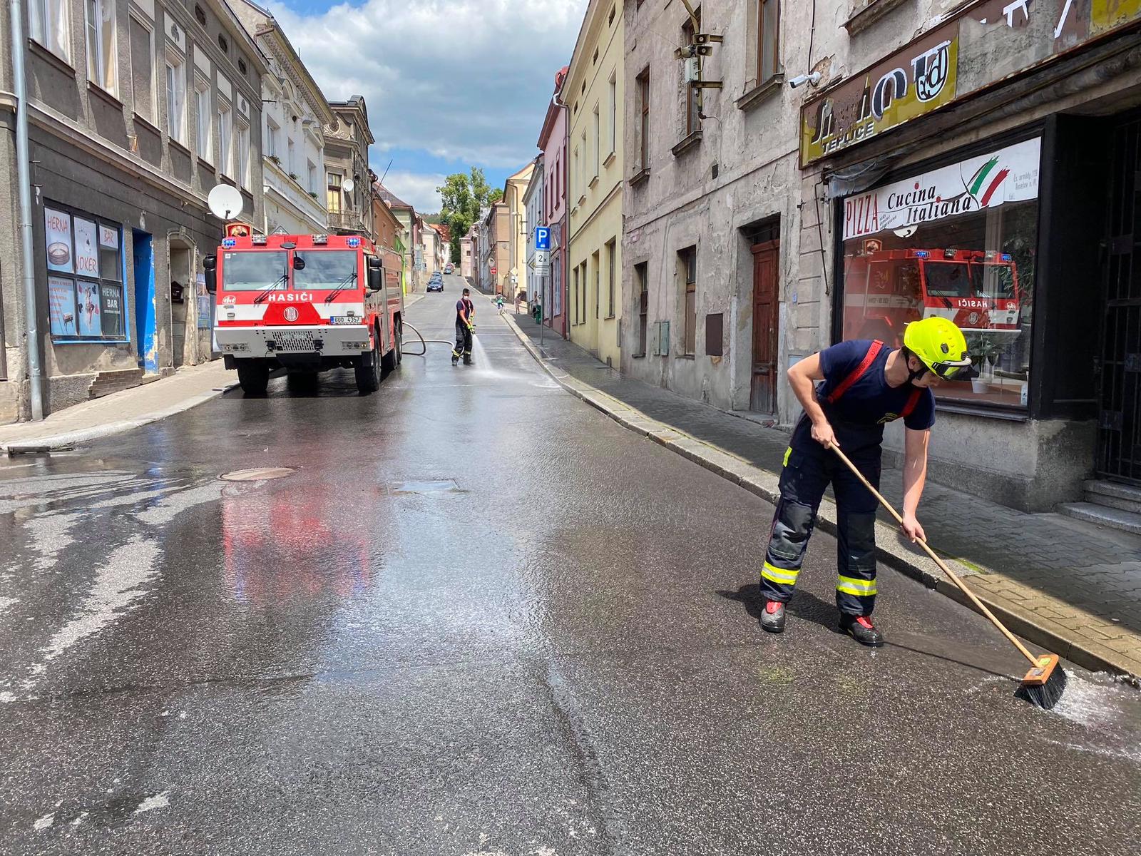 Dopravní nehoda kamionu se smetanou (5).jpg