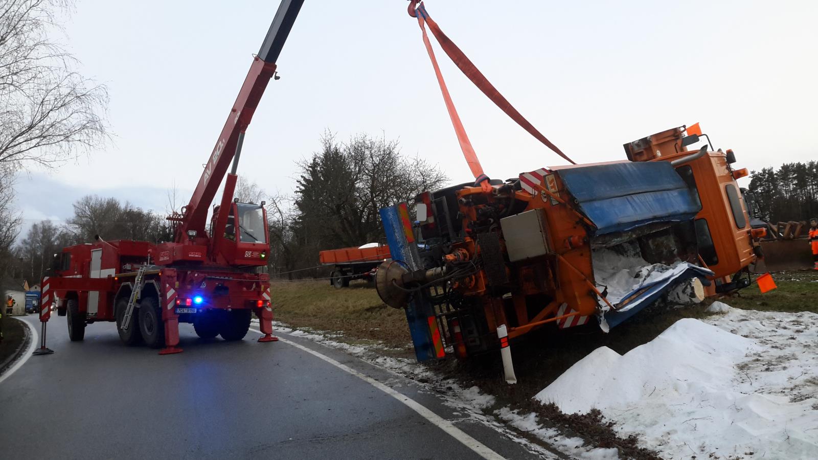 Dopravní nehoda sypače, Koloděje nad Lužnicí - 28. 1. 2019 (5).jpg